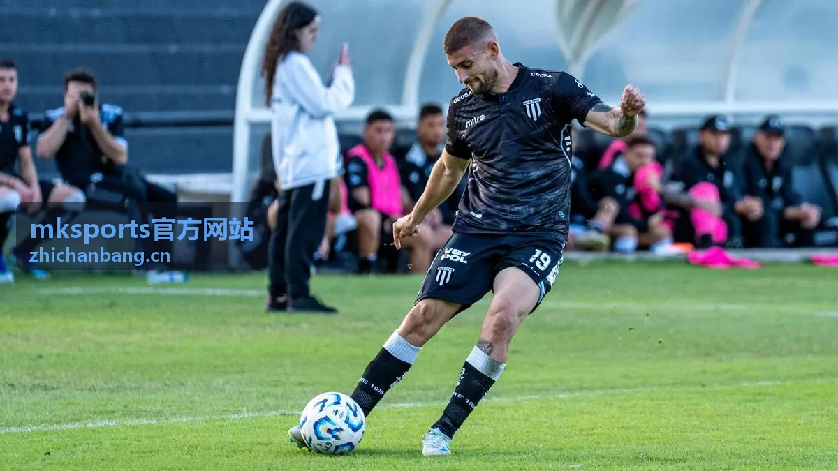 mksports官方网站 赛事活动现场，球员在灯光球场内准备开赛